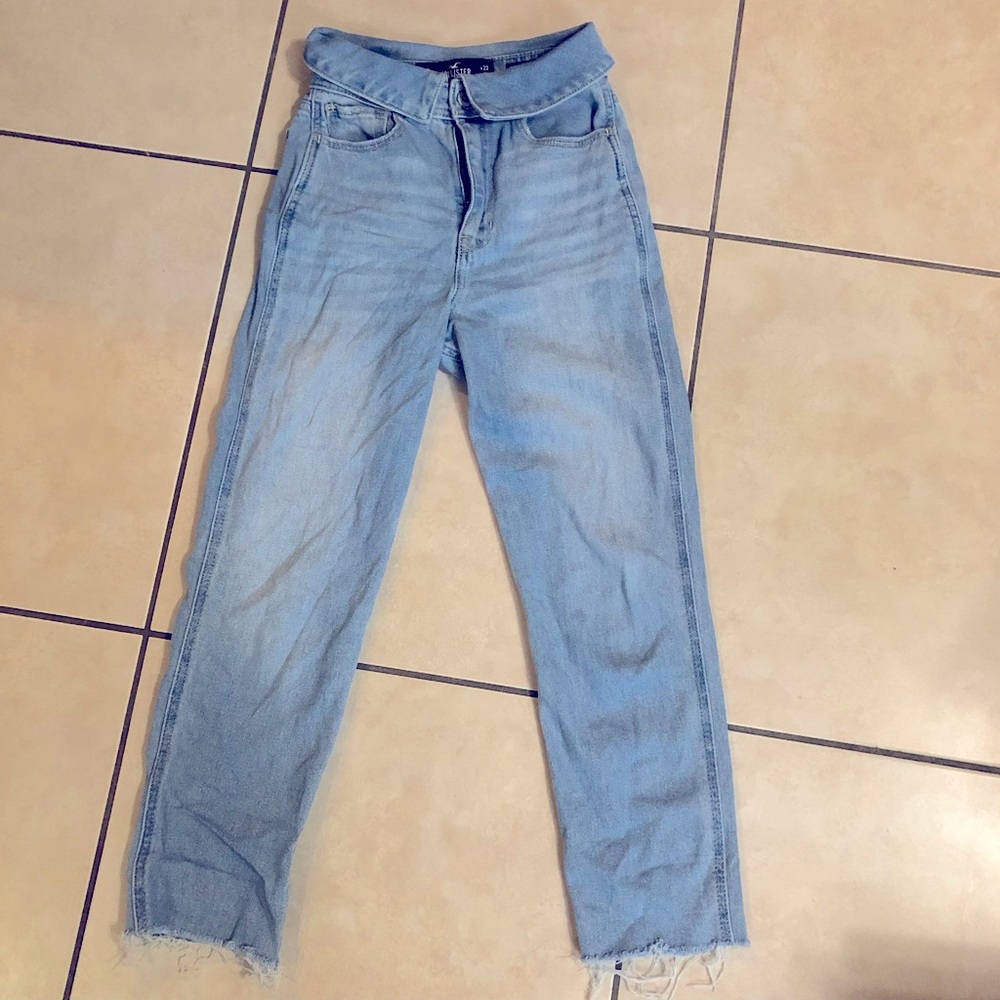 Hollister ultra high rise mom jeans. Size 00 or 23